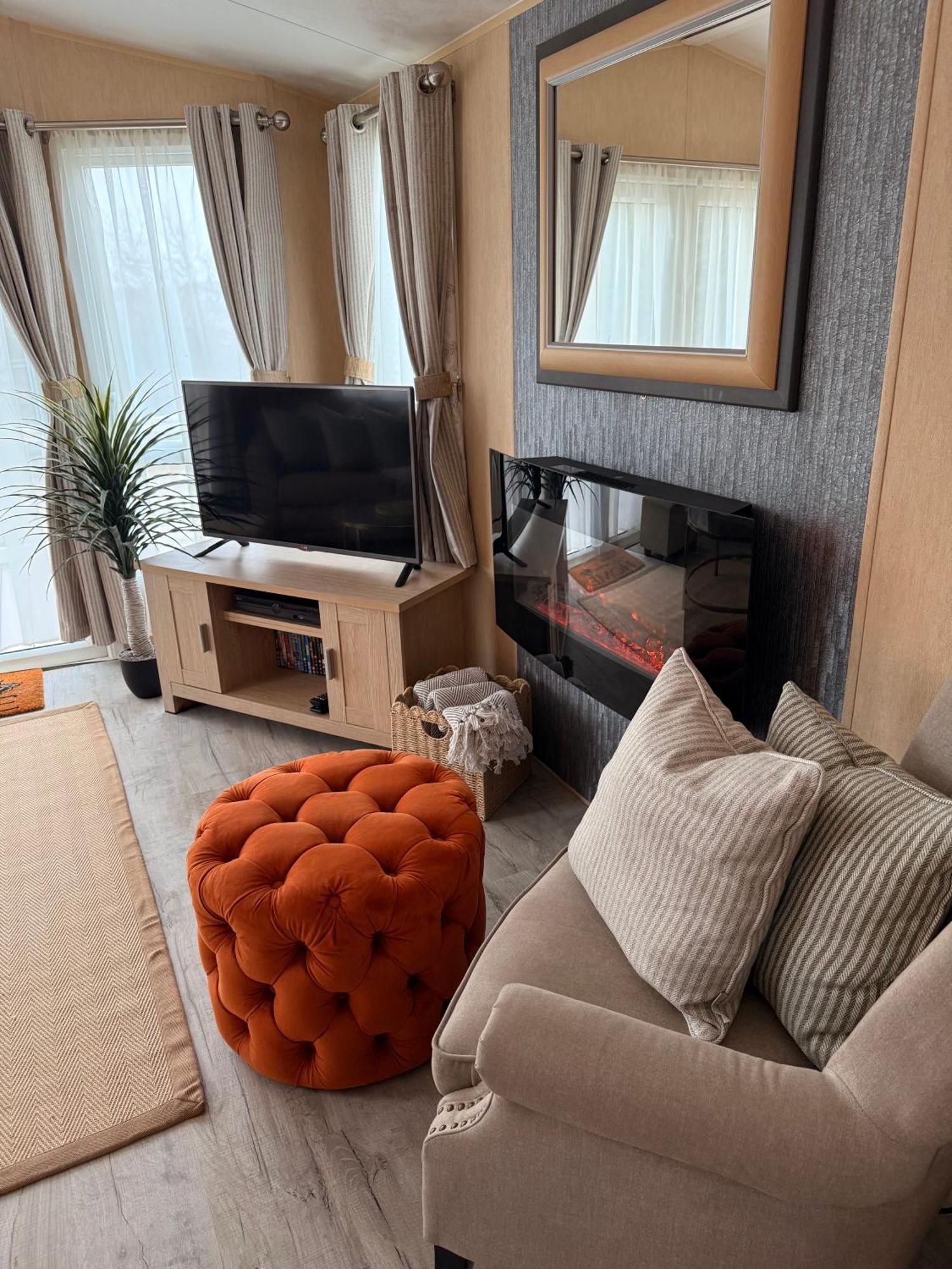 Stylish Inviting 2 Bedroom Caravan With Sea View East Mersea Exterior photo